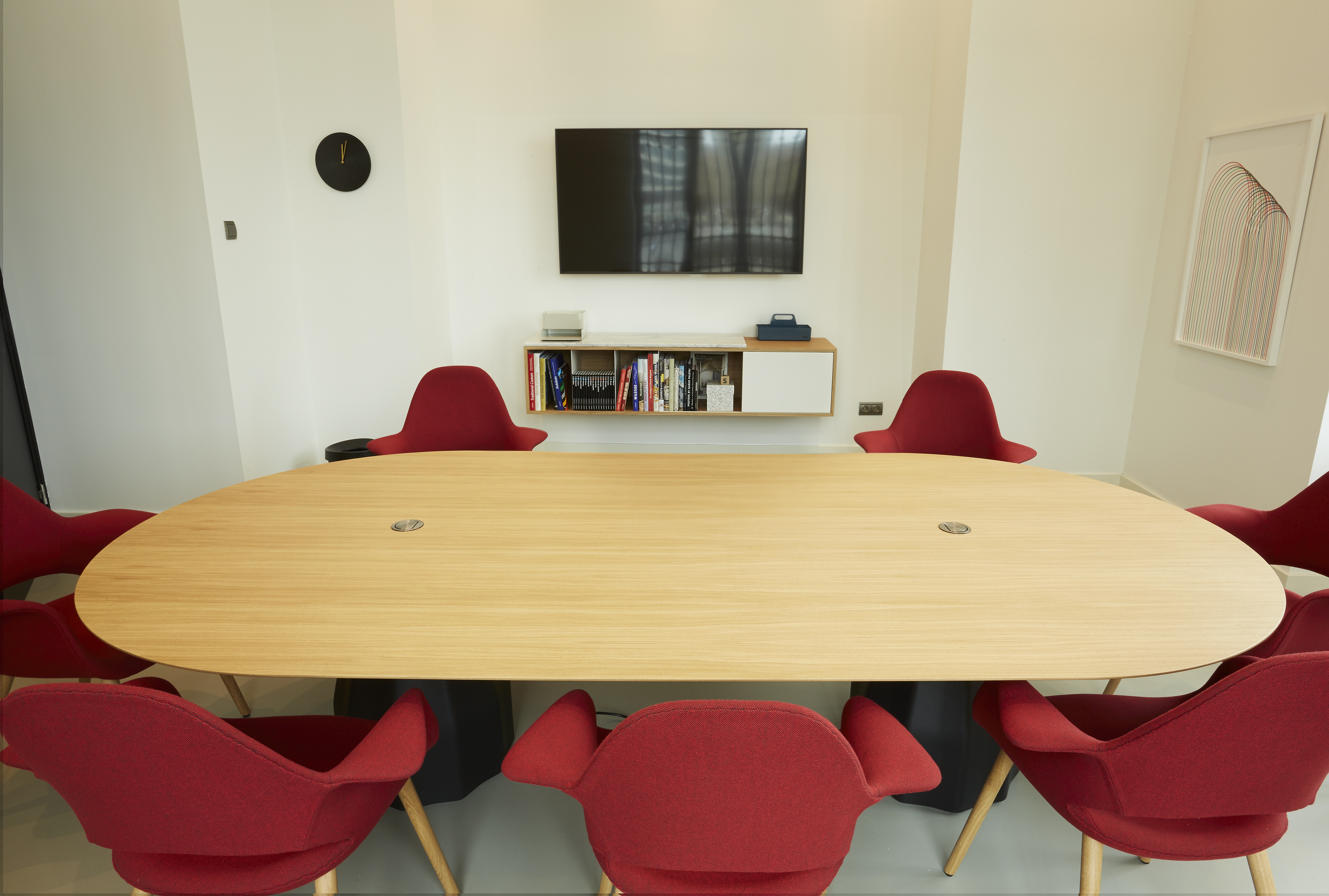 oficinas spaces gijón sala reuniones sillas rojas